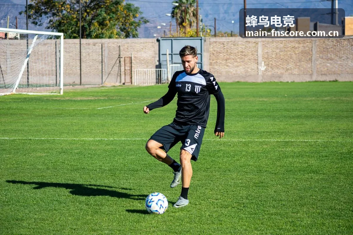 蜂鸟电竞选手凌风在中路对线